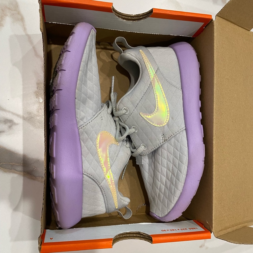 Kids Nike Roshe light purple and iridescent